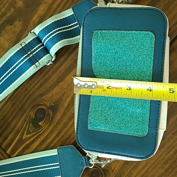 Small camera bag with guitar strap - Picture 8 of 9